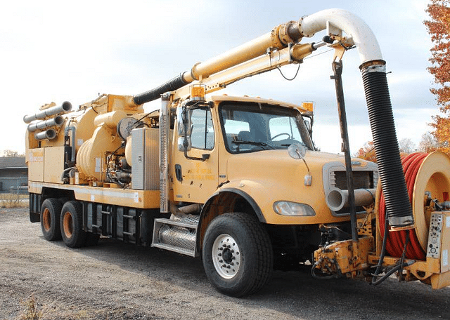 Image of Freightliner M2112V equipment image 3