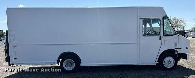 Image of Freightliner MT45 equipment image 3