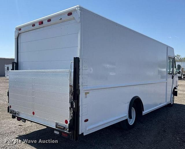 Image of Freightliner MT45 equipment image 4