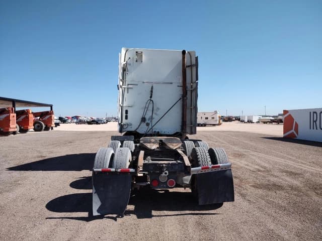Image of Freightliner ST120 equipment image 3