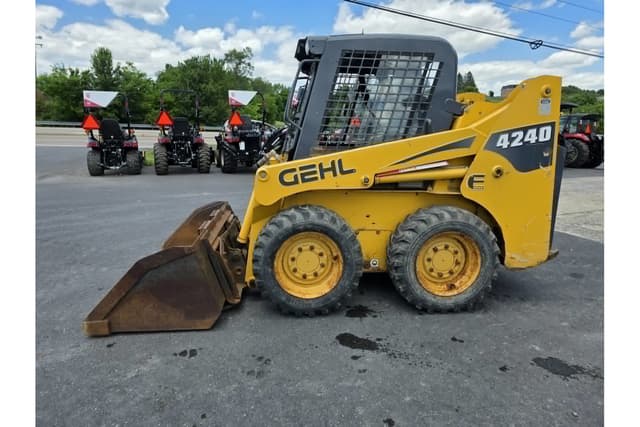 Image of Gehl 4240 equipment image 1