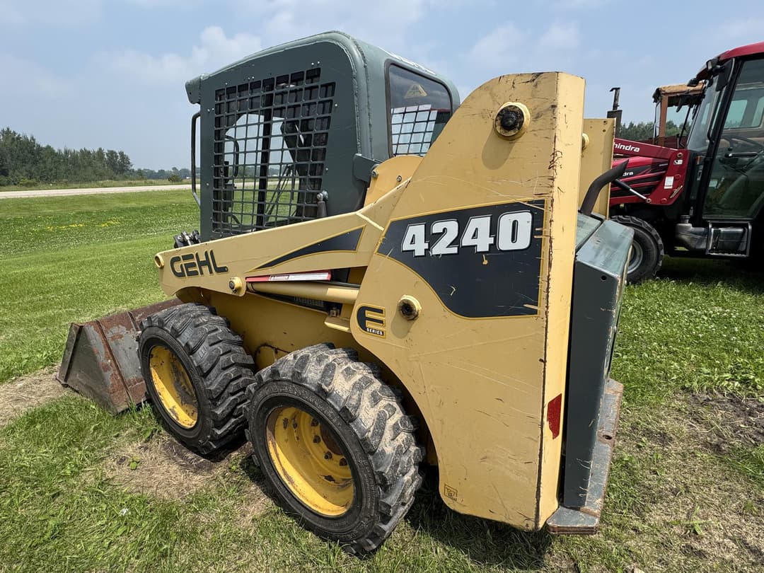 Image of Gehl 4240 Image 1