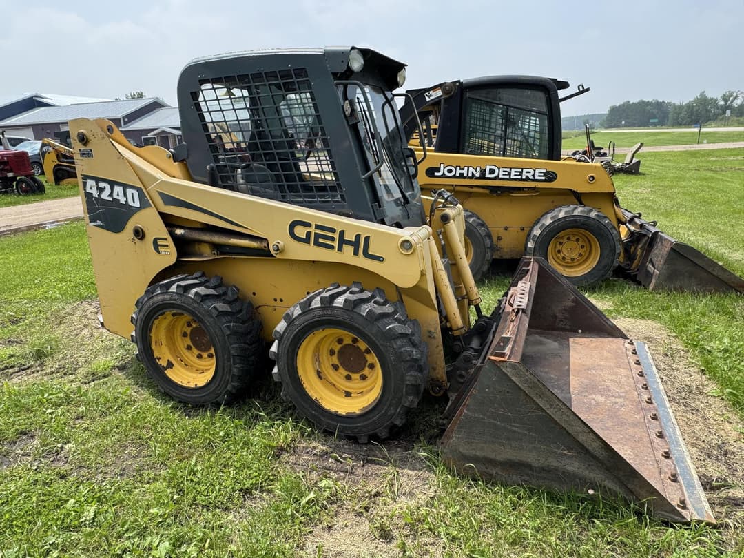 Image of Gehl 4240 Image 0