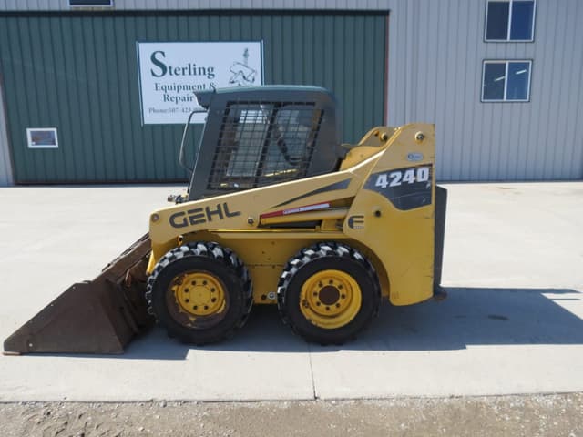 Image of Gehl 4240E equipment image 2