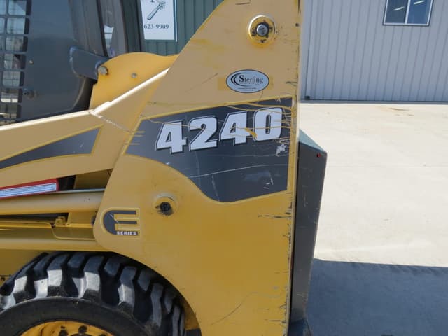 Image of Gehl 4240E equipment image 3