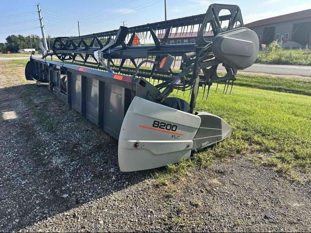 Image of Gleaner 8200 equipment image 3