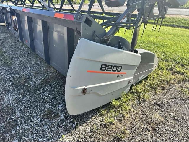 Image of Gleaner 8200 equipment image 4
