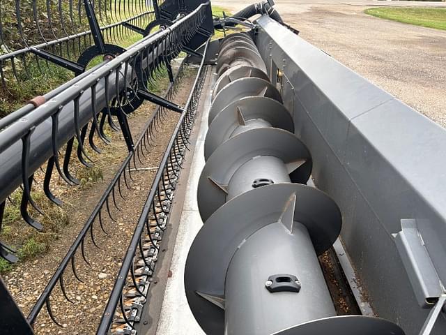 Image of Gleaner 8200 equipment image 4