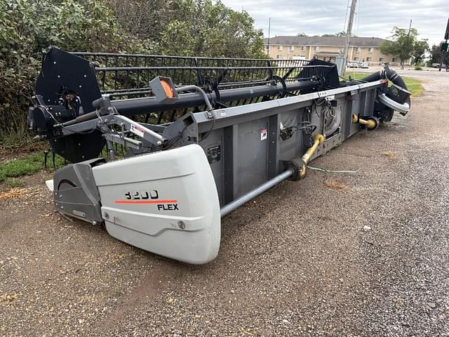 Image of Gleaner 8200 equipment image 2