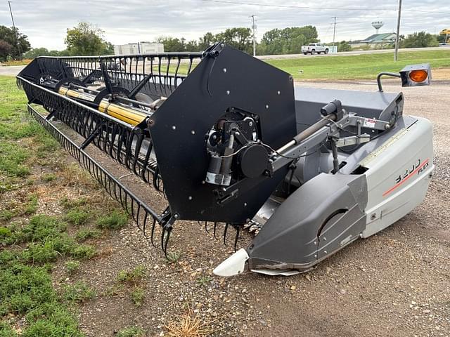 Image of Gleaner 8200 equipment image 3