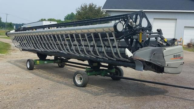 Image of Gleaner 8200 equipment image 1