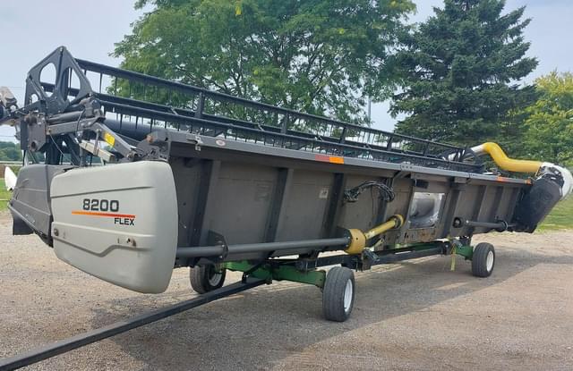 Image of Gleaner 8200 equipment image 3