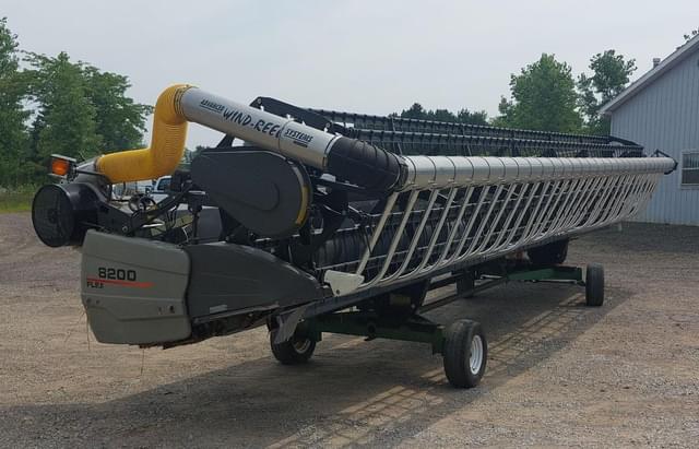 Image of Gleaner 8200 equipment image 2