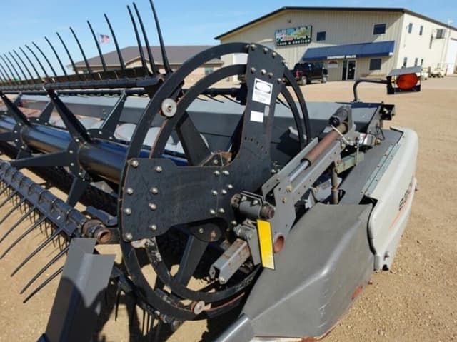 Image of Gleaner 8200 equipment image 4