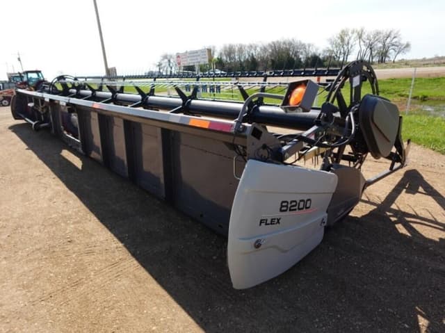 Image of Gleaner 8200 equipment image 3