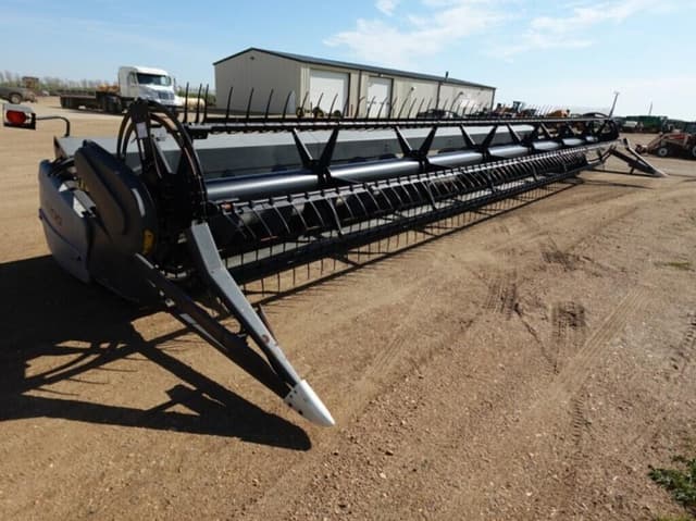 Image of Gleaner 8200 equipment image 2