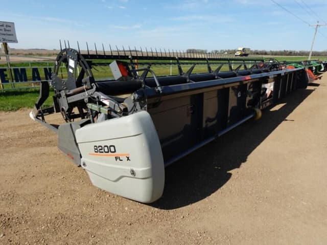 Image of Gleaner 8200 equipment image 1