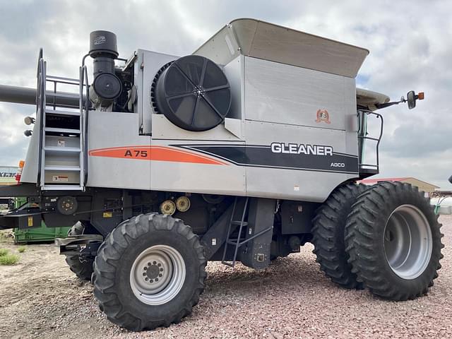 Image of Gleaner A75 equipment image 3