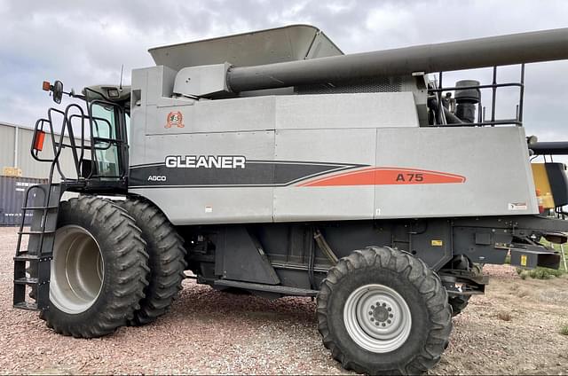 Image of Gleaner A75 equipment image 2