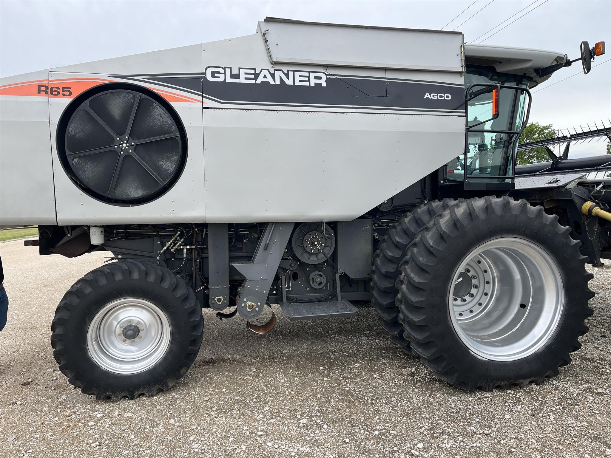 Main image Gleaner R65