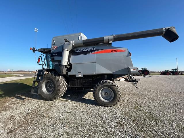 Image of Gleaner R75 equipment image 4