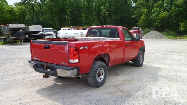 Image of GMC 2500HD equipment image 4