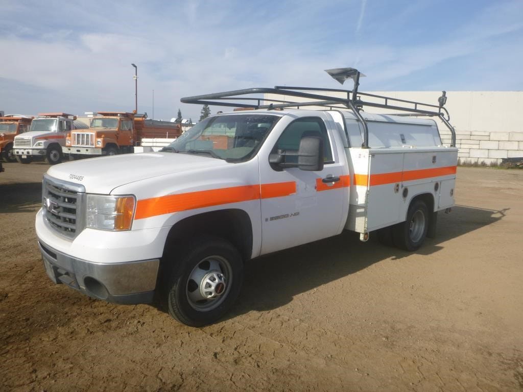 2008 GMC 3500HD Equipment Image0