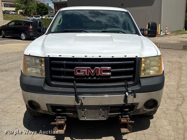 Image of GMC Sierra 1500 equipment image 1