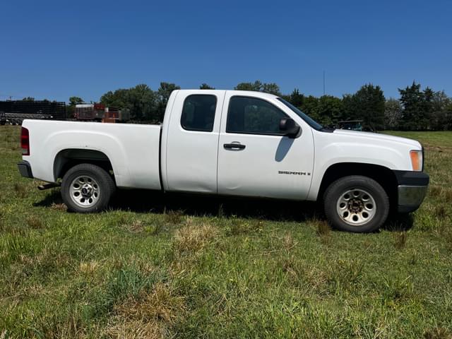 Image of GMC Sierra 1500 equipment image 2
