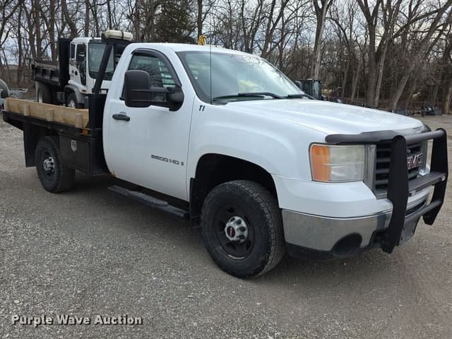 Image of GMC 2500HD equipment image 2