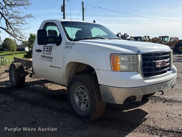 Image of GMC 2500HD equipment image 2