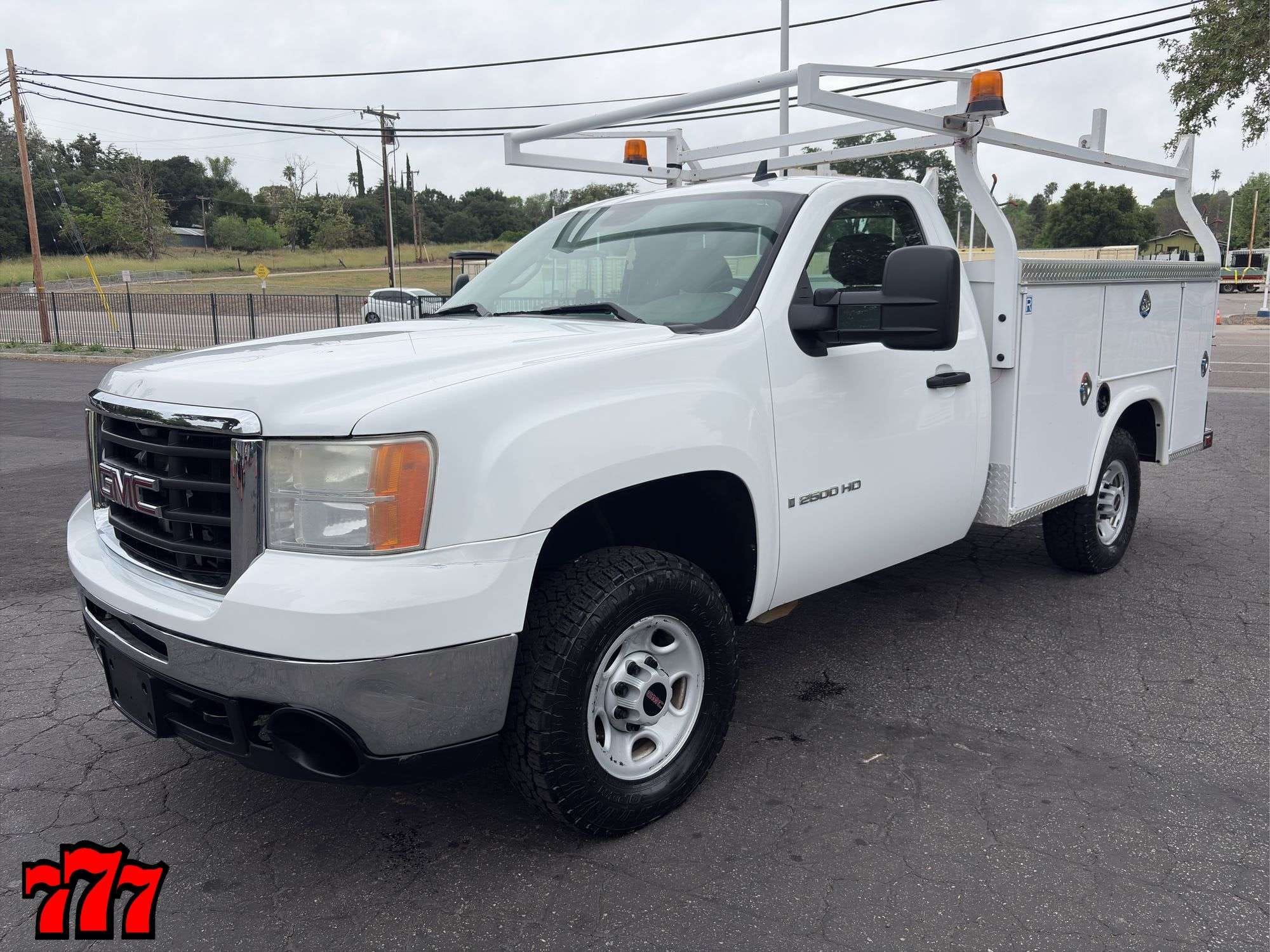 2008 GMC 2500HD Equipment Image0