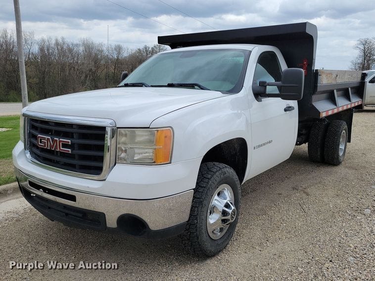 2008 GMC 3500HD Equipment Image0