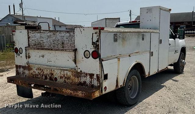 Image of GMC 3500HD equipment image 4