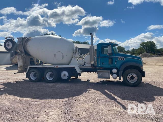Image of Mack Granite GU713 equipment image 2