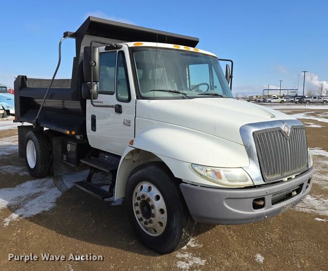 Image of International 4200 equipment image 2