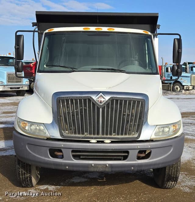 Image of International 4200 equipment image 1