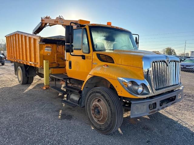 Image of International 7300 equipment image 4