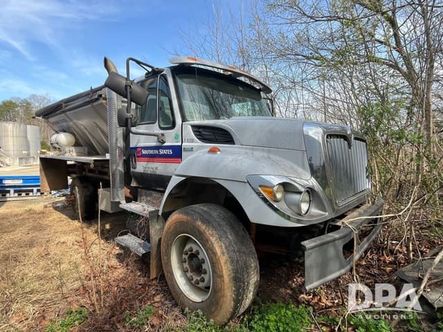 Image of International 7400 equipment image 1