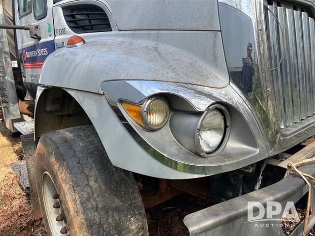 Image of International 7400 equipment image 3