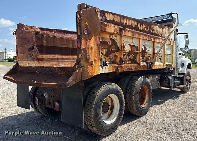 Image of International 7400 equipment image 4