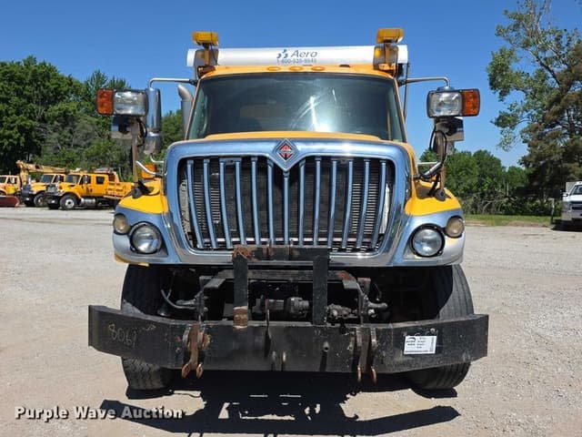 Image of International 7400 equipment image 1