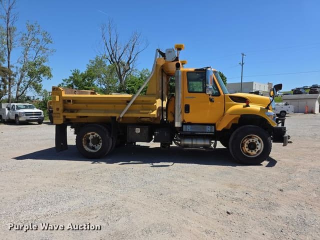 Image of International 7400 equipment image 3