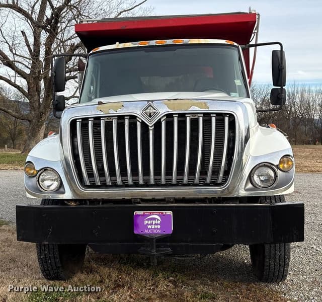 Image of International 7400 equipment image 1