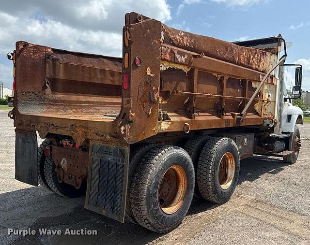 Image of International 7400 equipment image 4