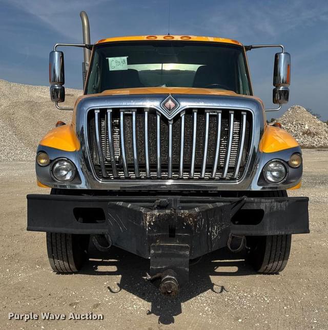 Image of International 7400 equipment image 1