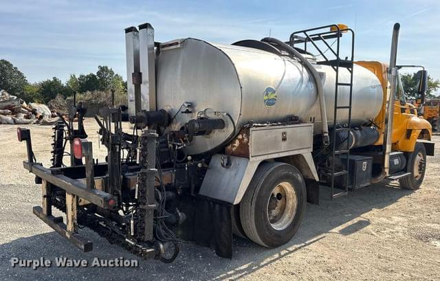 Image of International 7400 equipment image 4