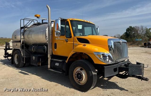 Image of International 7400 equipment image 2