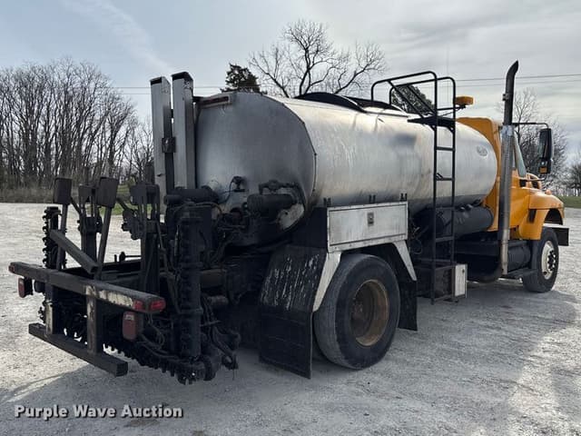 Image of International 7400 equipment image 4