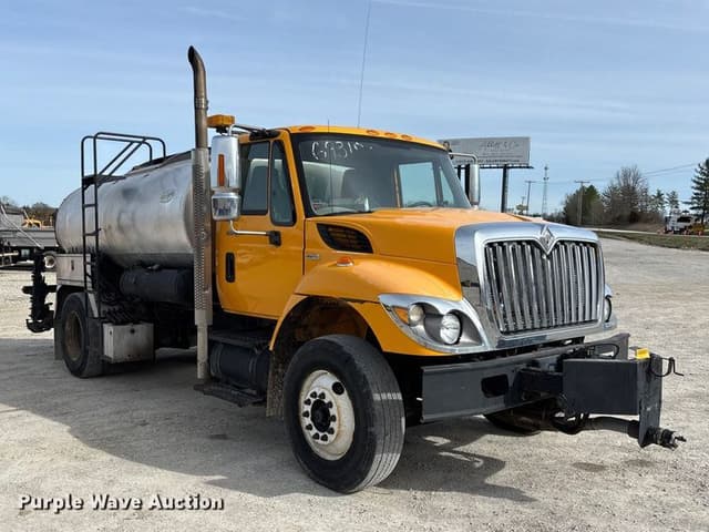 Image of International 7400 equipment image 2